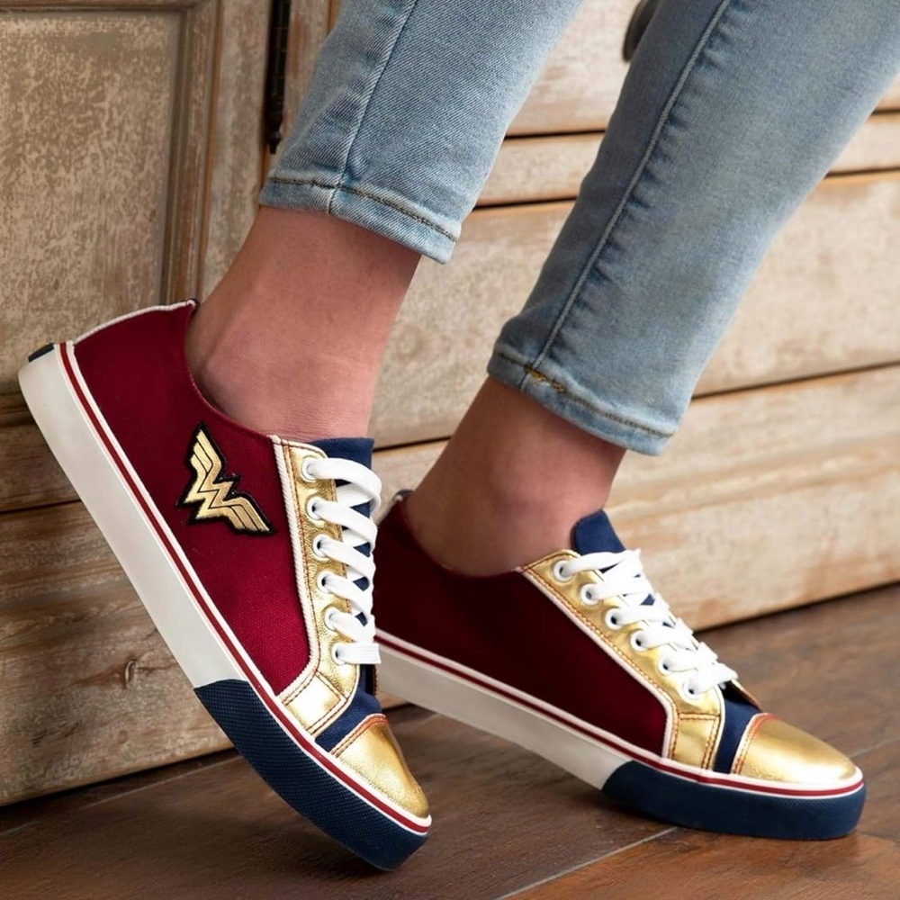 NWT Wonder Woman DC Comics Low Top Sneakers Women’s Size 12